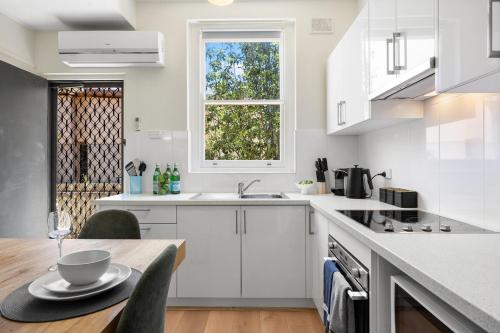 Hacienda at Henley - 2BR, Wi-Fi, Workspaceにあるキッチンまたは簡易キッチン