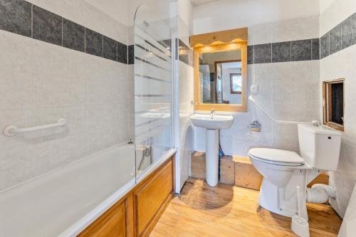 une salle de bain avec toilettes, lavabo et douche dans l'établissement Résidence Les Hauts De Preclaux - Logement 6 personnes au coeur des Orres 1800 MAE-1011, aux Orres