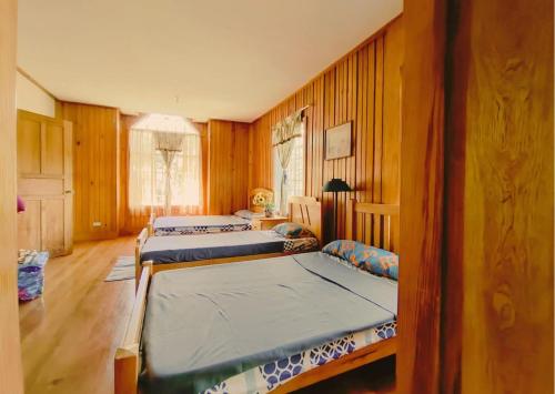 Ένα ή περισσότερα κρεβάτια σε δωμάτιο στο American Style Cabin at CARL INN
