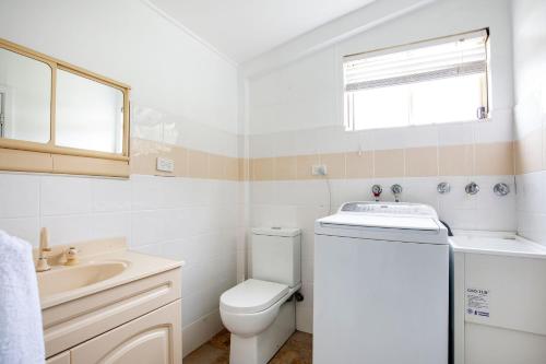 Bilik mandi di Indigo Pet Friendly 5 Mins Walk to Bay
