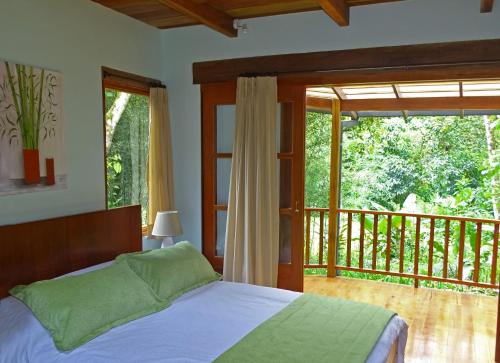 Postel nebo postele na pokoji v ubytování Sacha Urco Lodge y Bosque Protector