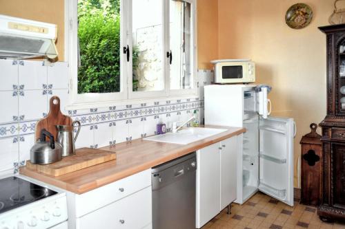 Dapur atau dapur kecil di Maison avec jardin à Itteville et vue sur le jardin