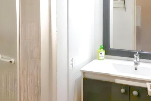 a bathroom with a sink and a mirror at Appartement lumineux Roquebrune 45m² avec piscine partagée in Roquebrune-sur-Argens