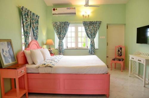 Un dormitorio con una cama grande y una ventana. en Casa Oceanara 2Room studio & lounge terrace, en Panaji