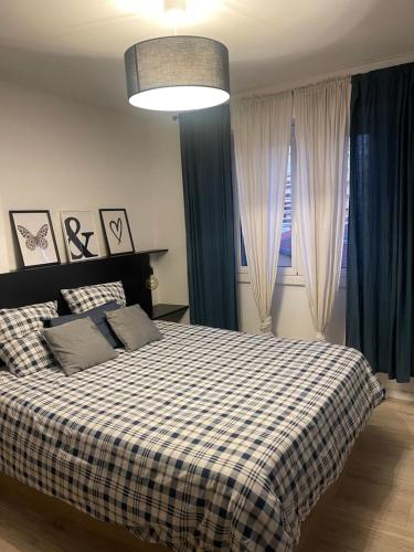 une chambre avec un lit avec une couverture à carreaux dans l'établissement Joli Nid, à Menton