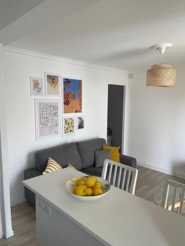 - un salon avec une table et une assiette de fruits dans l'établissement Joli Nid, à Menton