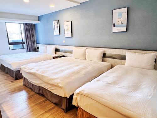 a hotel room with two beds in a room at Taichung Saint Hotel in Taichung