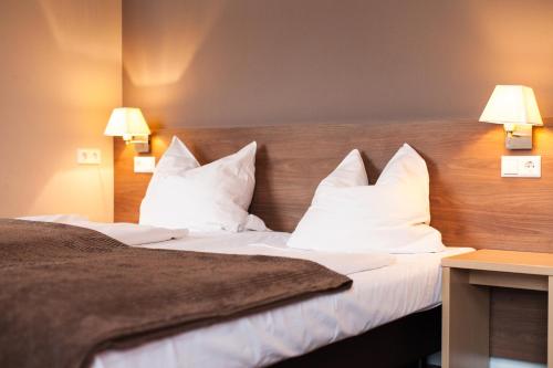 Postel nebo postele na pokoji v ubytování Hotel am Tiergarten