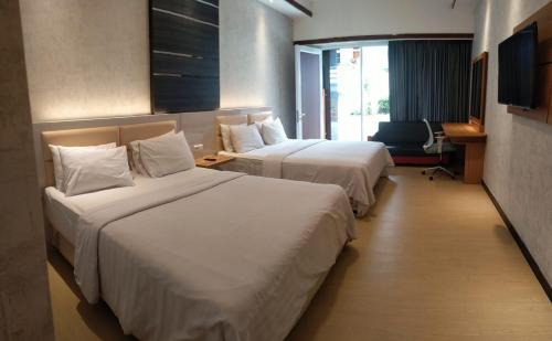 Postel nebo postele na pokoji v ubytování Grand Cahaya Hotel Pangandaran