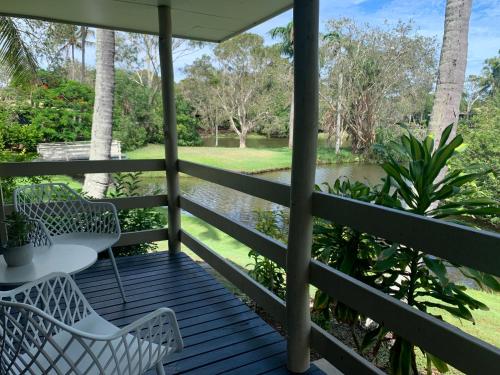 Κήπος έξω από το Lakefront Turtle Retreat - Hervey Bay - Free Parking - Self Check In