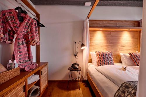 a bedroom with a bed and a wooden headboard at Manon Les Suites Guldsmeden in Copenhagen