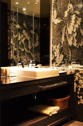 a bathroom with a sink and a mirror at Hotel Lainn in Kaohsiung