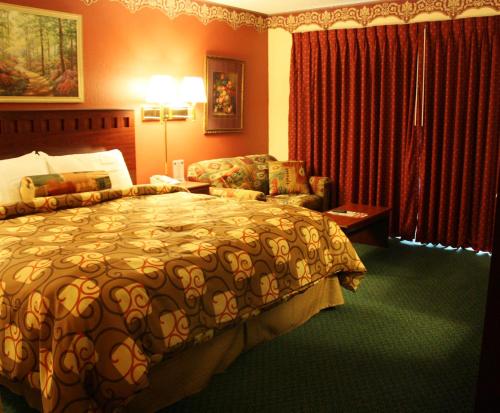 Habitación de hotel con cama y sofá en Relax Inn Chehalis, en Chehalis
