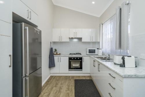 Kuchyň nebo kuchyňský kout v ubytování Bright and Spacious 2-Bed Thornlie Family Home