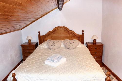 En eller flere senge i et værelse på Charming House in Paredes do Rio with Mountain View