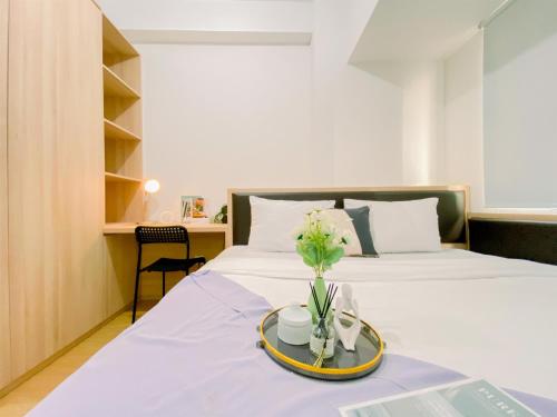 Postel nebo postele na pokoji v ubytování Modern and Serene Look 2BR Tokyo Riverside PIK 2 Apartment By Travelio