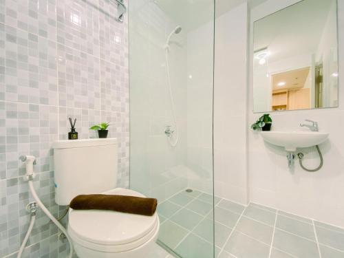 Koupelna v ubytování Modern and Serene Look 2BR Tokyo Riverside PIK 2 Apartment By Travelio