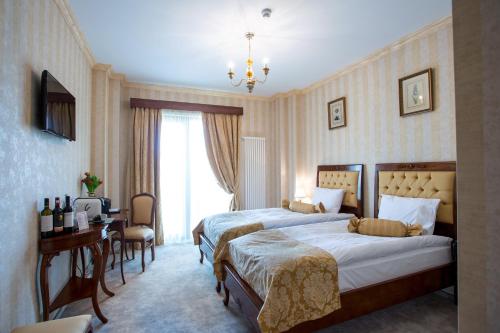 Un pat sau paturi într-o cameră la The Arlington Boutique Hotel