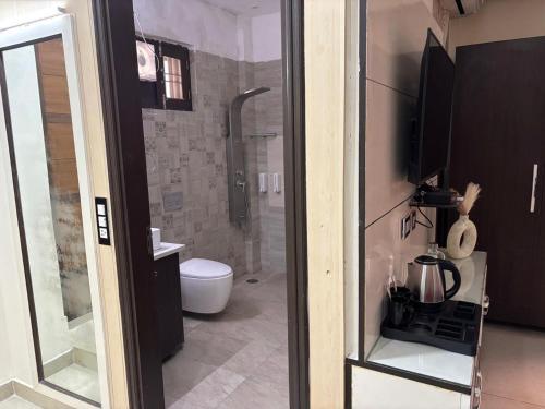 Bilik mandi di TIM Stayz Dehradun