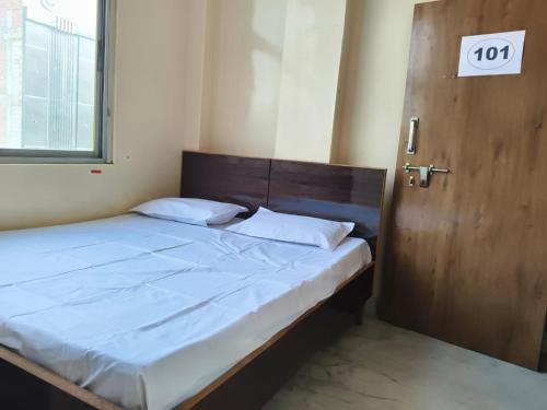 a bedroom with a bed and a wooden door at Hotel Barmer in Bārmer