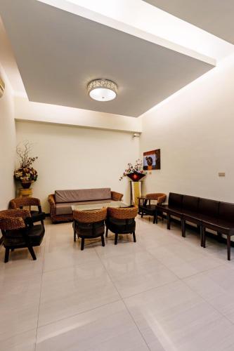 a waiting room with couches and chairs and a couch at 17 Happiness in Xiaoliuqiu