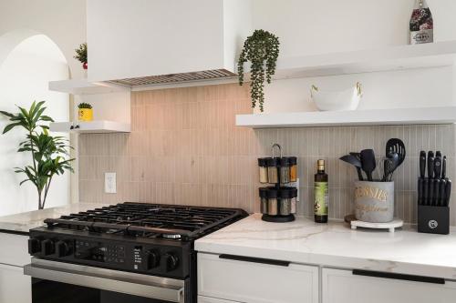 Dapur atau dapur kecil di Oceanview Sunset View 3BR Luxe Home Yard