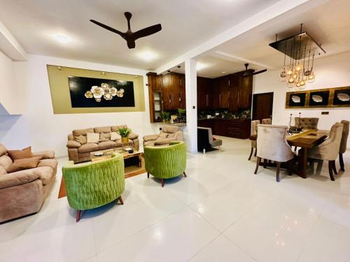 Ruang duduk di The Villa Kalbashi Kotte - Luxury Stay with Swimming Pool