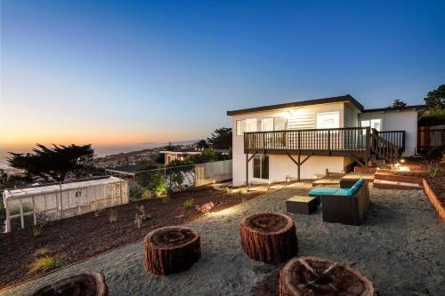 Balkoni atau teres di Oceanview Sunset View 3BR Luxe Home Yard
