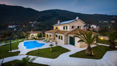 eine Luftansicht eines Hauses mit Pool in der Unterkunft Villa Stonegate Estate - Bonus, dvije vile jedna cijena! in Opatija