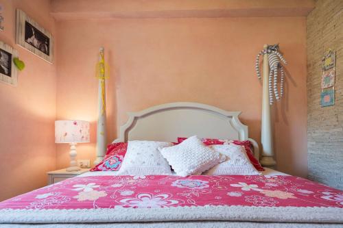 a bedroom with a pink bed with white pillows at Villa Stonegate Estate - Bonus, dvije vile jedna cijena! in Opatija