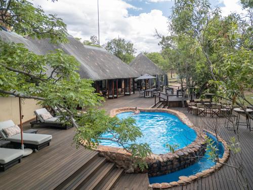 La alberca dentro o cerca de Ndlovu Safari Lodge