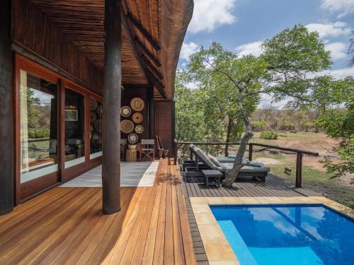 La alberca dentro o cerca de Ndlovu Safari Lodge