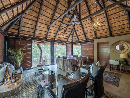 Un lugar para sentarse en Ndlovu Safari Lodge