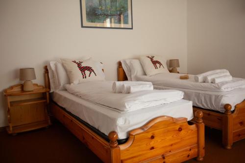 due letti uno accanto all'altro in una stanza di Bike & Bikers Hotel Restaurant ad Ampezzo