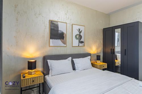 Postel nebo postele na pokoji v ubytování Coresi Mall Exclusive #Collection Apartments & Studios Brasov