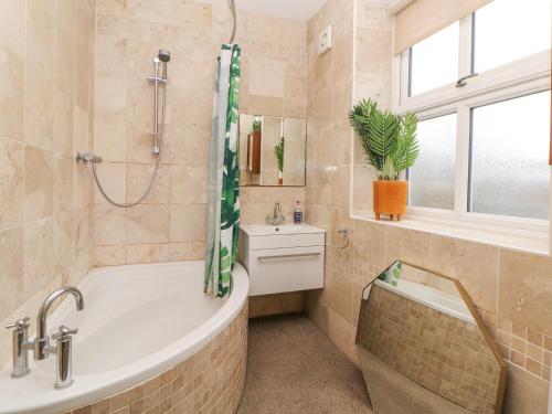 a bathroom with a tub and a sink at Homestead in Chapel en le Frith