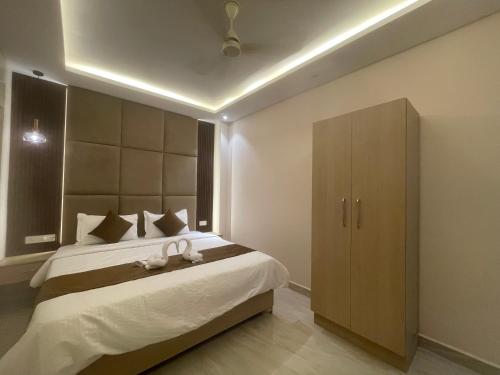 a bedroom with a bed with two towels on it at Royal Casa Baga in Baga
