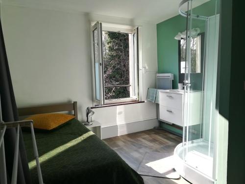 a small bedroom with a bed and a window at Maisonnette atypique du centre ville in Pont-à-Mousson