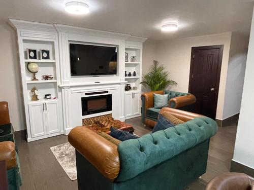 伊瓦拉Millers Townhouse的客厅里有一张沙发和一台电视