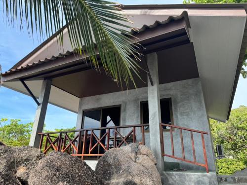 Balkoni atau teres di Char Bungalows