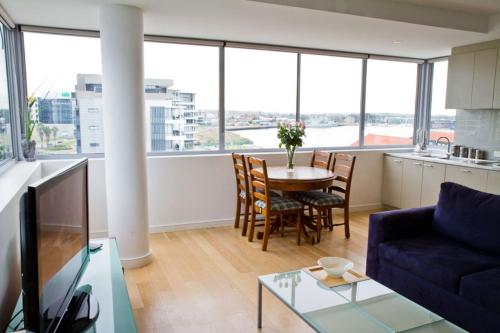 Posezení v ubytování Honeysuckle Executive Suites