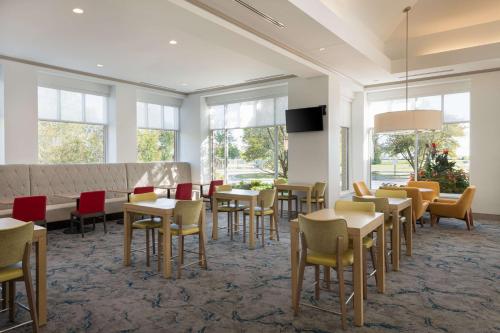 Μια τηλεόραση ή/και κέντρο ψυχαγωγίας στο Hilton Garden Inn Saint Charles