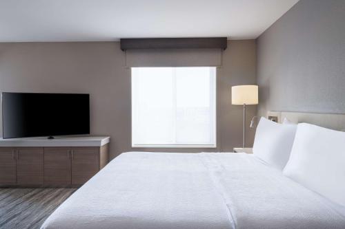 Ένα ή περισσότερα κρεβάτια σε δωμάτιο στο Hilton Garden Inn Saint Charles