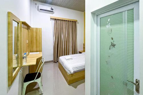 Ένα ή περισσότερα κρεβάτια σε δωμάτιο στο RedDoorz Plus at Krishna Homestay Kupang
