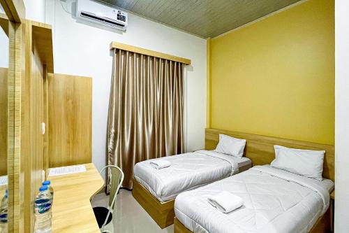 Ένα ή περισσότερα κρεβάτια σε δωμάτιο στο RedDoorz Plus at Krishna Homestay Kupang