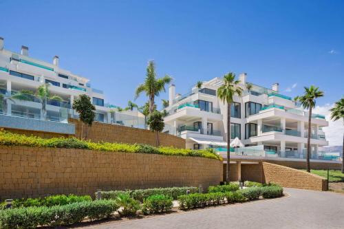 米哈斯科斯塔Wyndham Grand Costa del Sol的一座棕榈树和砖墙的大建筑