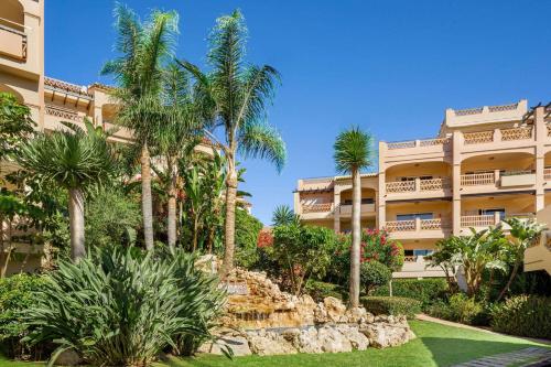 米哈斯科斯塔Wyndham Grand Costa del Sol的一座前面有棕榈树的大楼