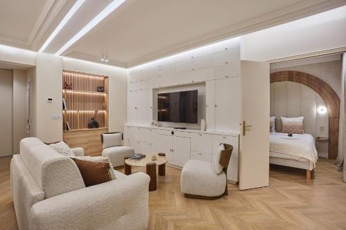 - un salon avec une chambre, un lit et une télévision dans l'établissement Residence in the Marais with Air-conditioned by Studioprestige, à Paris