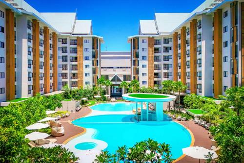 an image of the pool at the resort at Wyndham Jomtien Pattaya in Na Jomtien