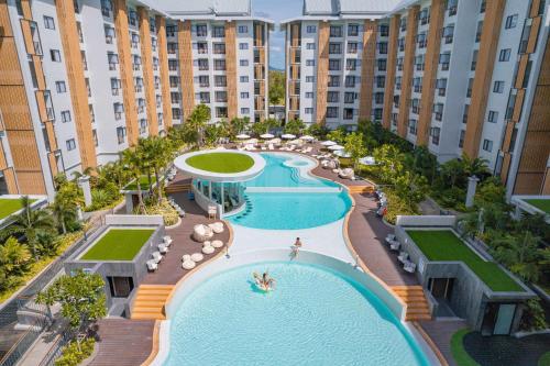 an aerial view of a pool in a resort at Wyndham Jomtien Pattaya in Na Jomtien